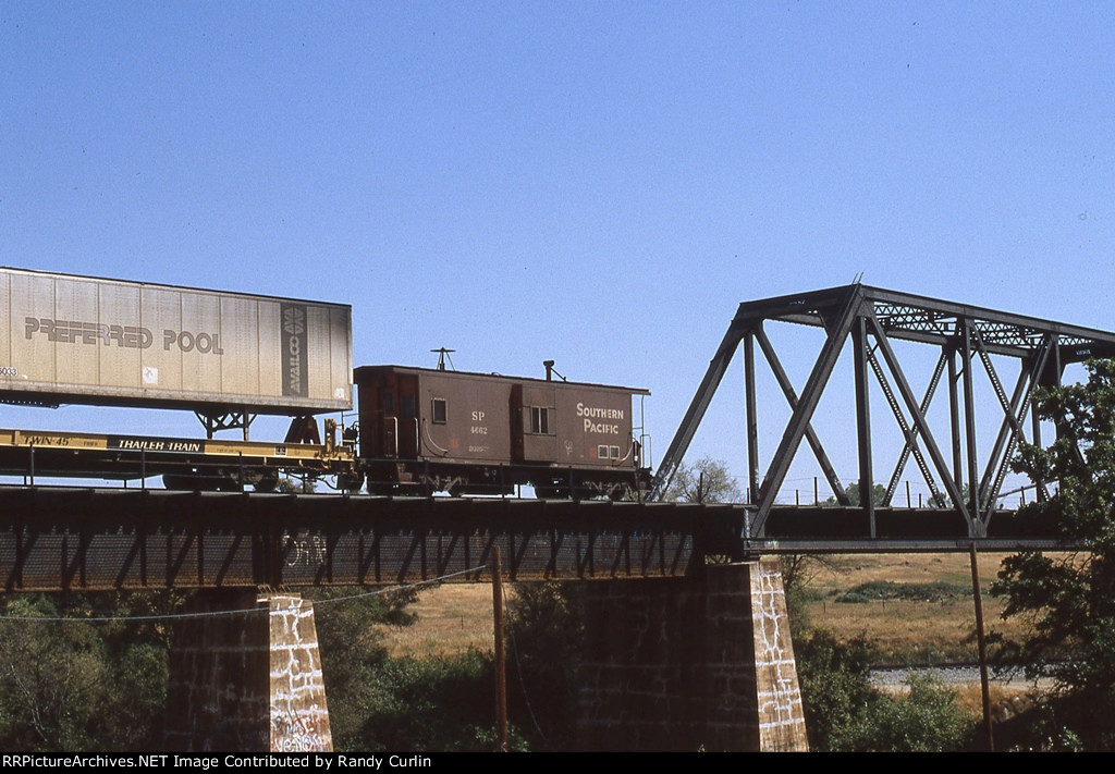 SP 4662 on eastbound TOFC